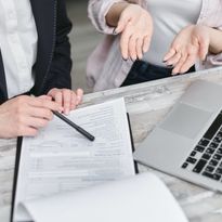 Business insurance is a great tool to address the risks of operating your business, seeing clients, and providing excellent styling advice. - Photo: Pexels.com / Mikhail Nilov